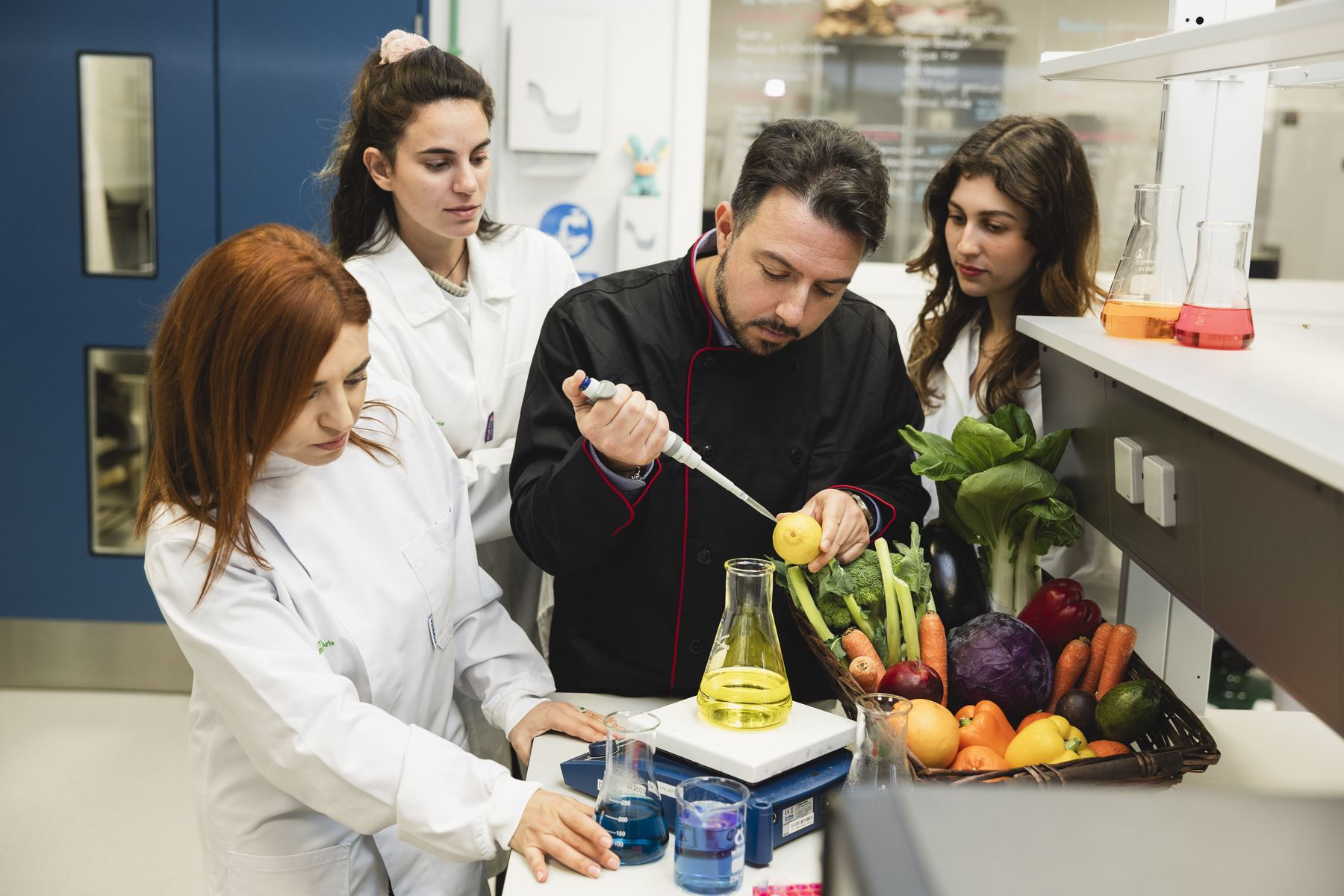 Manuele Biazzo analizza un campione alimentare in laboratorio insieme al team